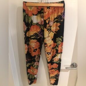 5/$20 Silver S/M Fit comes w/ a free gap tank M